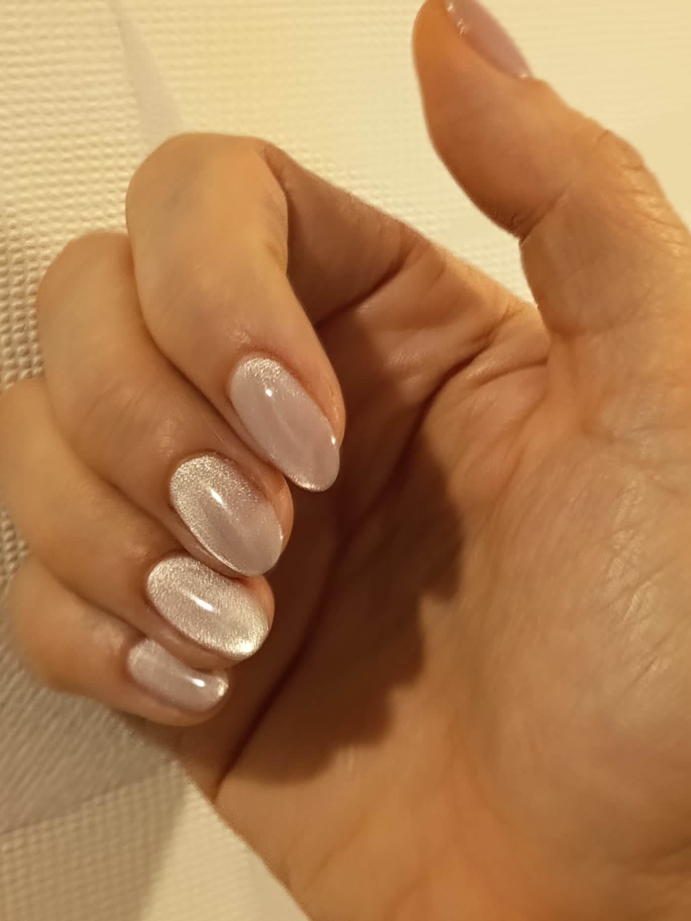 Rubber perlado, forma almendra — manicure realizada en El Salón de las Uñas, Ñuñoa