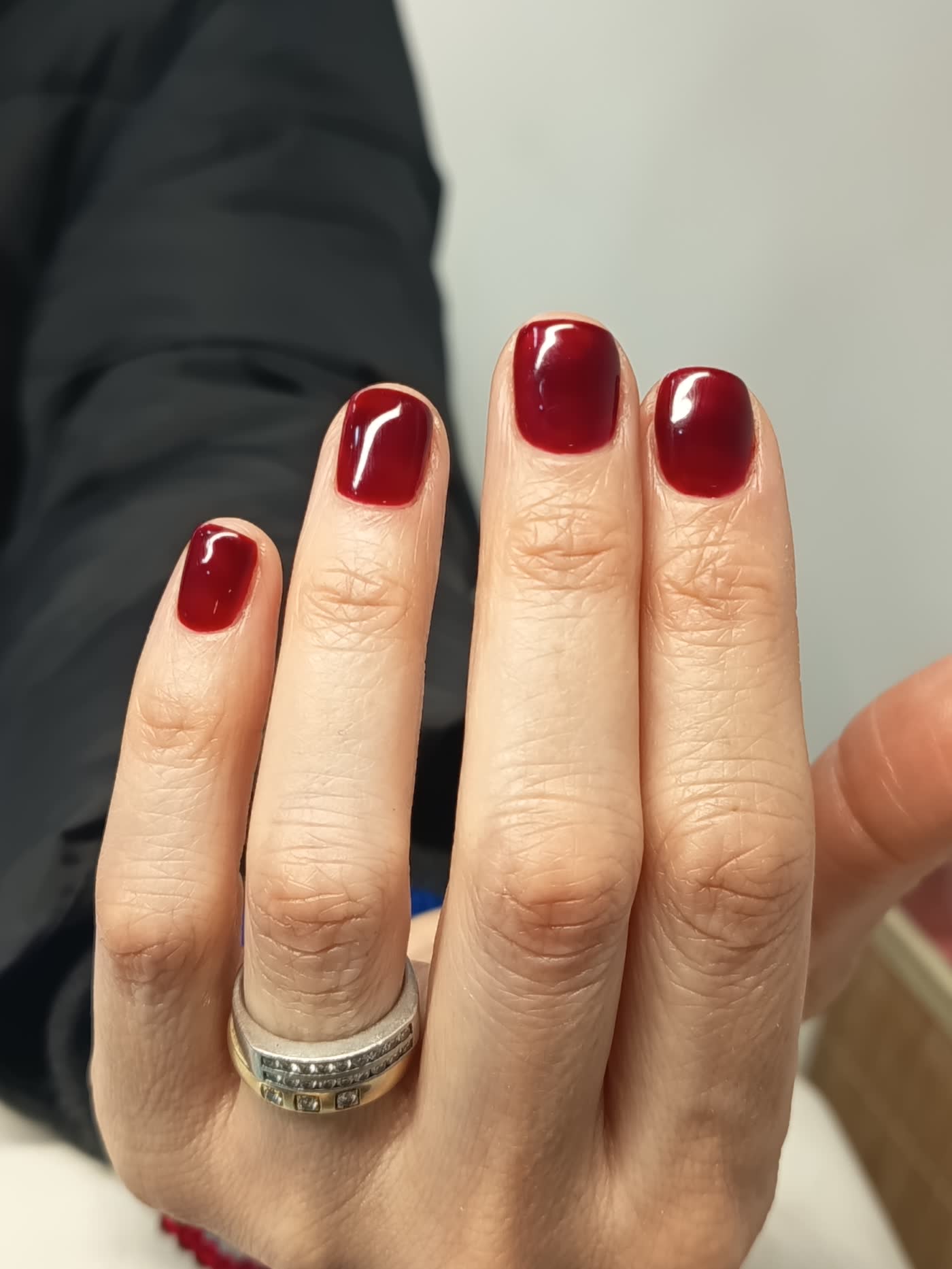 Burdeos, uña corta — manicure realizada en El Salón de las Uñas, Ñuñoa