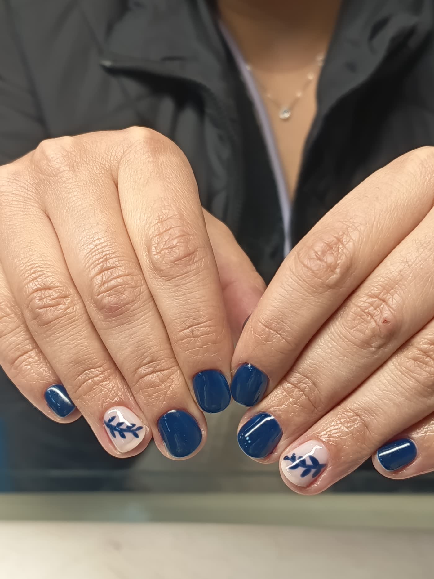 Azul con diseño a mano — manicure realizada en El Salón de las Uñas, Ñuñoa